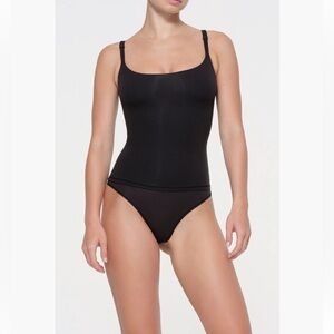 SKIMS Fits Everybody Back Smoothing Cami | Onyx